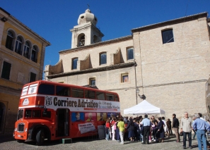FIF 2010 - bus Corriere Adriatico, Piazza della Repubblica_Foto NISI